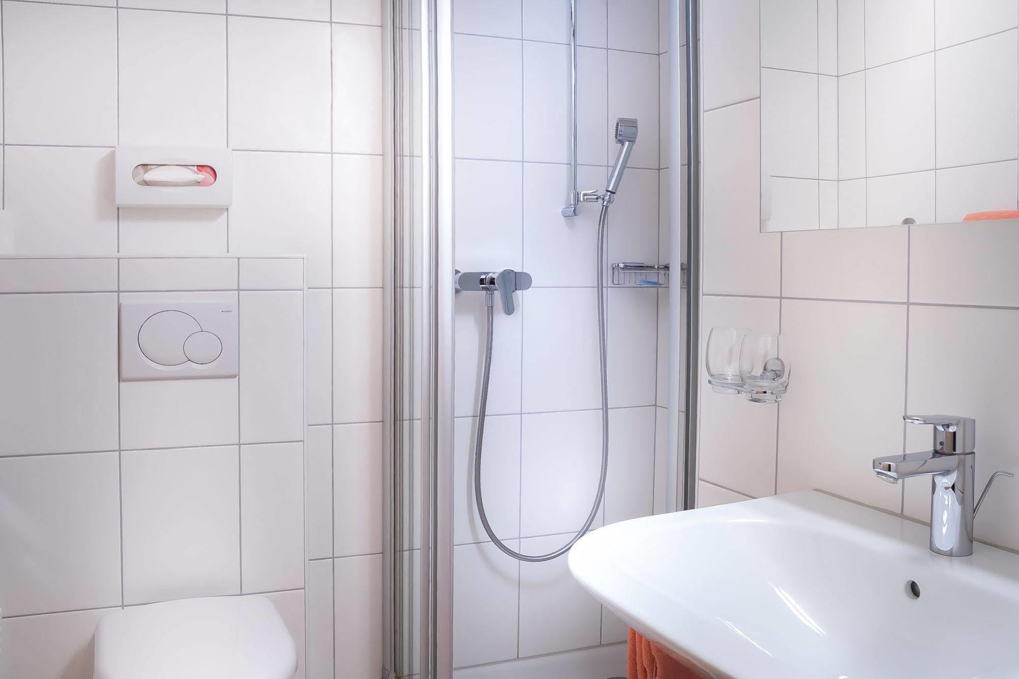 Seehotel Boutique Jaegerhof-Hubertus Faulensee Esterno foto